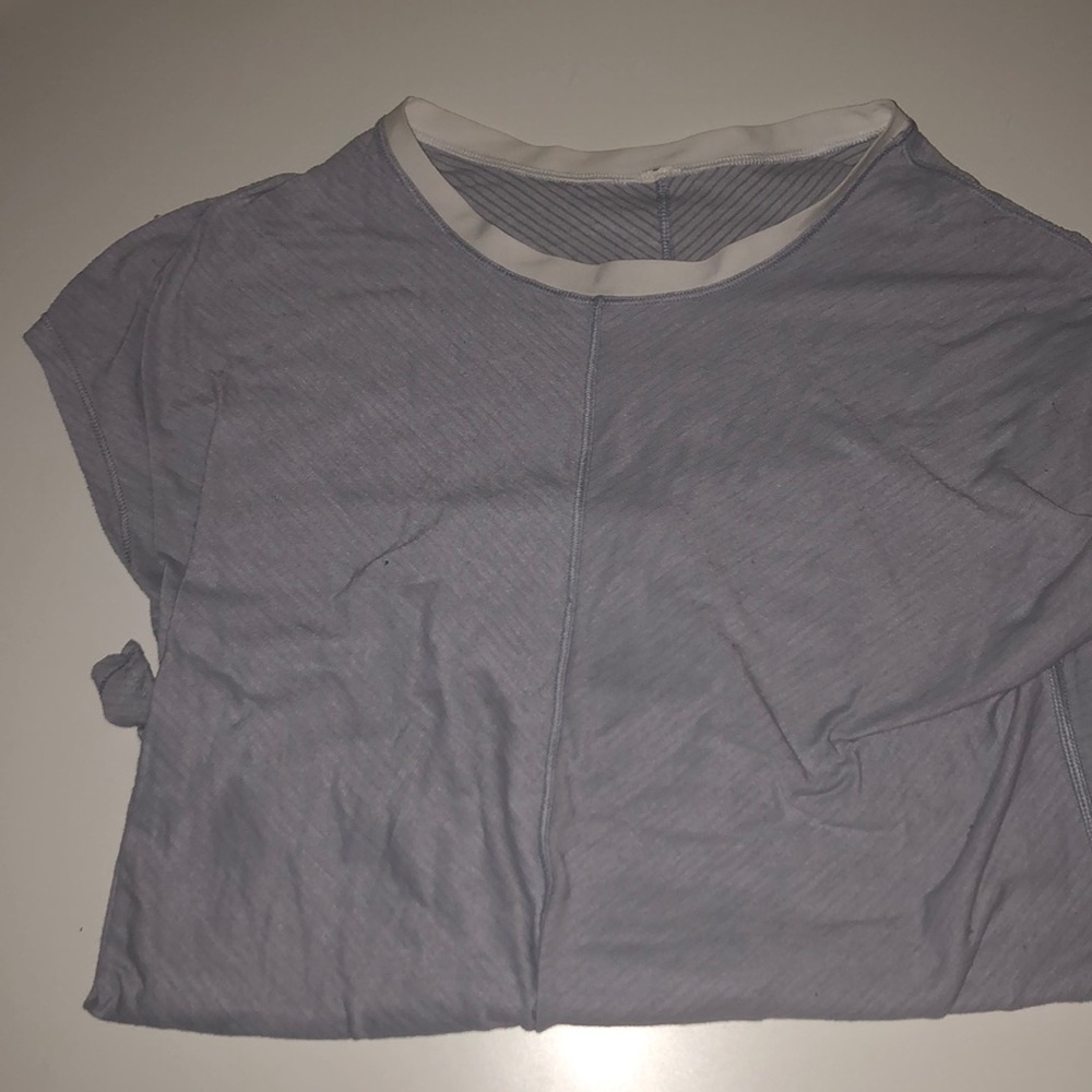 SUPER CUTE lululemon high-low workout top